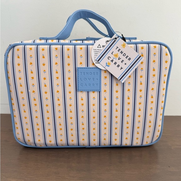 tender love + carry Handbags - NWT • Tender Love + Carry Vintage Floral Print Hanging Travel Case Tote
